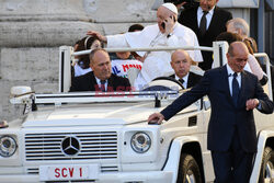 Papież Franciszek rozmawia przez telefon