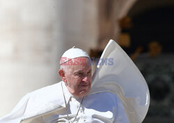 Papież Franciszek rozmawia przez telefon