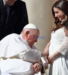 Papież Franciszek rozmawia przez telefon