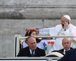 Papież Franciszek rozmawia przez telefon