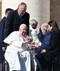 Papież Franciszek rozmawia przez telefon