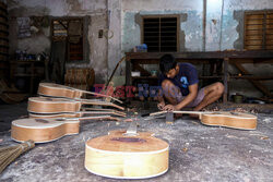 Produkcja gitar w Kalkucie