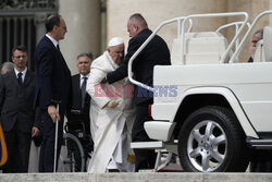 Papież Franciszek potrzebuje pomocy przy wsiadaniu do auta