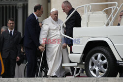 Papież Franciszek potrzebuje pomocy przy wsiadaniu do auta