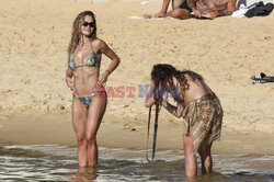 Rita Ora na plaży