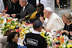 Papież Franciszek na lunchu z ubogimi