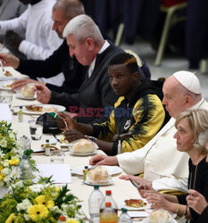 Papież Franciszek na lunchu z ubogimi