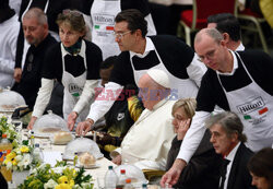 Papież Franciszek na lunchu z ubogimi