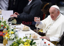 Papież Franciszek na lunchu z ubogimi