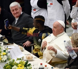 Papież Franciszek na lunchu z ubogimi