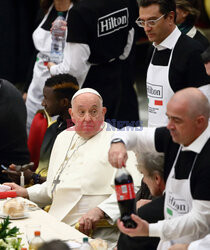 Papież Franciszek na lunchu z ubogimi