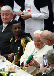 Papież Franciszek na lunchu z ubogimi