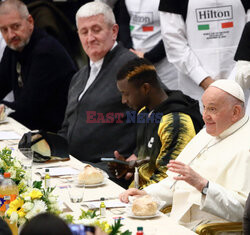 Papież Franciszek na lunchu z ubogimi