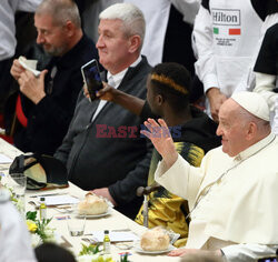 Papież Franciszek na lunchu z ubogimi