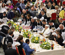 Papież Franciszek na lunchu z ubogimi