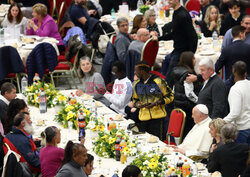 Papież Franciszek na lunchu z ubogimi