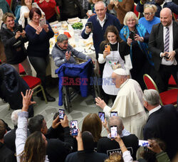 Papież Franciszek na lunchu z ubogimi