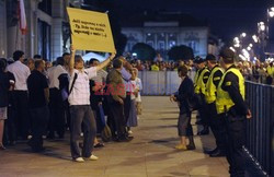 Nocna manifestacja przed krzyżem pod Pałacem Prezydenckim