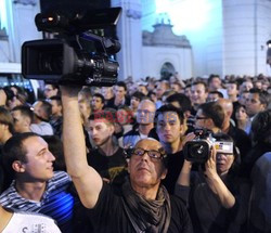 Nocna manifestacja przed krzyżem pod Pałacem Prezydenckim