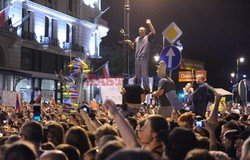 Nocna manifestacja przed krzyżem pod Pałacem Prezydenckim