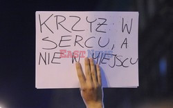 Nocna manifestacja przed krzyżem pod Pałacem Prezydenckim