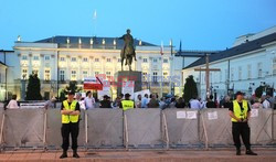 Nocna manifestacja przed krzyżem pod Pałacem Prezydenckim