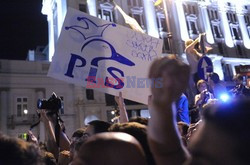 Nocna manifestacja przed krzyżem pod Pałacem Prezydenckim