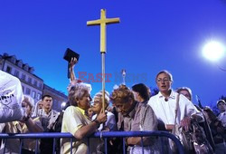 Nocna manifestacja przed krzyżem pod Pałacem Prezydenckim