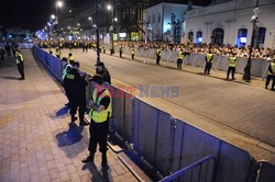 Nocna manifestacja przed krzyżem pod Pałacem Prezydenckim