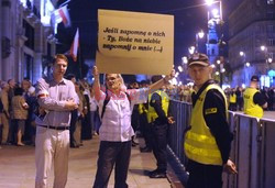 Nocna manifestacja przed krzyżem pod Pałacem Prezydenckim