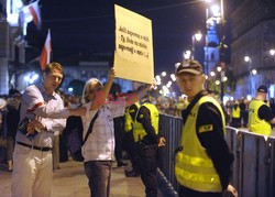 Nocna manifestacja przed krzyżem pod Pałacem Prezydenckim