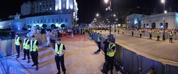 Nocna manifestacja przed krzyżem pod Pałacem Prezydenckim