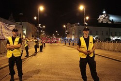 Nocna manifestacja przed krzyżem pod Pałacem Prezydenckim