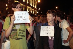 Nocna manifestacja przed krzyżem pod Pałacem Prezydenckim