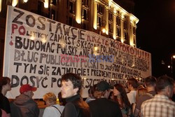 Nocna manifestacja przed krzyżem pod Pałacem Prezydenckim