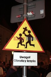 Nocna manifestacja przed krzyżem pod Pałacem Prezydenckim