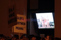 Nocna manifestacja przed krzyżem pod Pałacem Prezydenckim