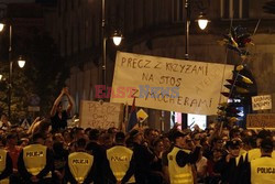 Nocna manifestacja przed krzyżem pod Pałacem Prezydenckim