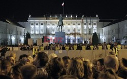 Nocna manifestacja przed krzyżem pod Pałacem Prezydenckim