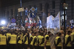 Nocna manifestacja przed krzyżem pod Pałacem Prezydenckim