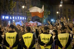 Nocna manifestacja przed krzyżem pod Pałacem Prezydenckim