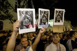 Nocna manifestacja przed krzyżem pod Pałacem Prezydenckim