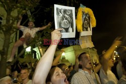 Nocna manifestacja przed krzyżem pod Pałacem Prezydenckim