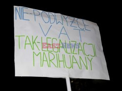 Nocna manifestacja przed krzyżem pod Pałacem Prezydenckim