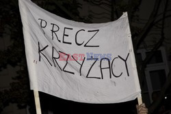 Nocna manifestacja przed krzyżem pod Pałacem Prezydenckim