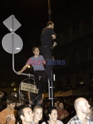 Nocna manifestacja przed krzyżem pod Pałacem Prezydenckim