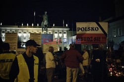 Nocna manifestacja przed krzyżem pod Pałacem Prezydenckim