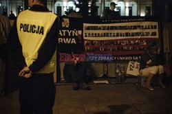 Nocna manifestacja przed krzyżem pod Pałacem Prezydenckim