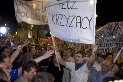 Nocna manifestacja przed krzyżem pod Pałacem Prezydenckim