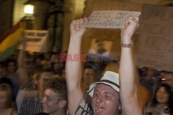 Nocna manifestacja przed krzyżem pod Pałacem Prezydenckim